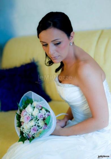 Sposa con bouquet by Mazzola Immagini Studio Fotografico