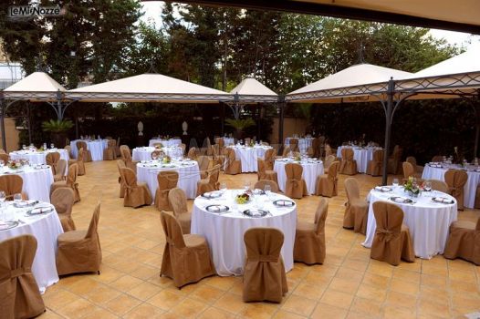 Villa Esperia - Allestimento dei tavoli del ricevimento all'aperto