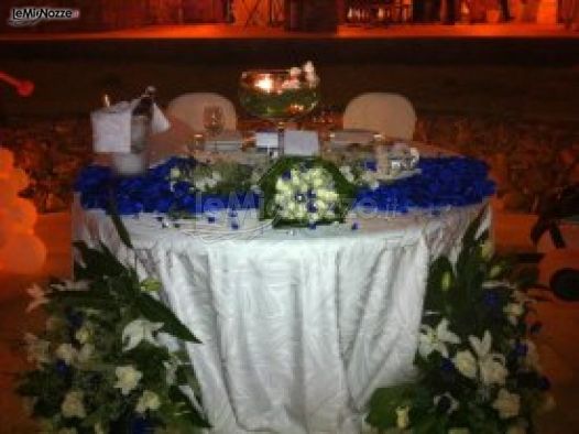 Donì Banqueting & Catering - Il tavolo degli sposi con dettagli in blu