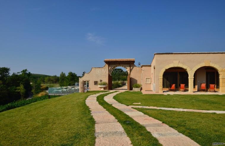 Il giardino della villa principale: location ideale su una terrazza naturale a picco sulle vigne