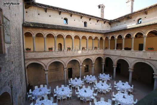 Il banchetto di nozze all'esterno, nel loggiato del Castello di San Pietro