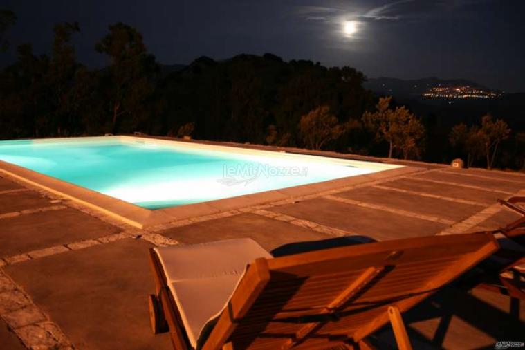 La suggestiva piscina della Masseria Acque di Palermo