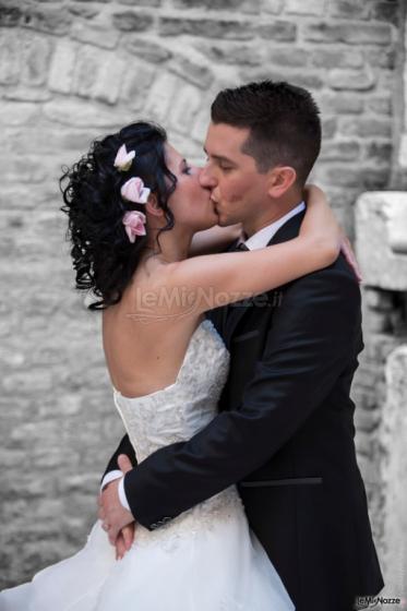 Mazzolifoto.it - Gli sposi si baciano appassionatamente