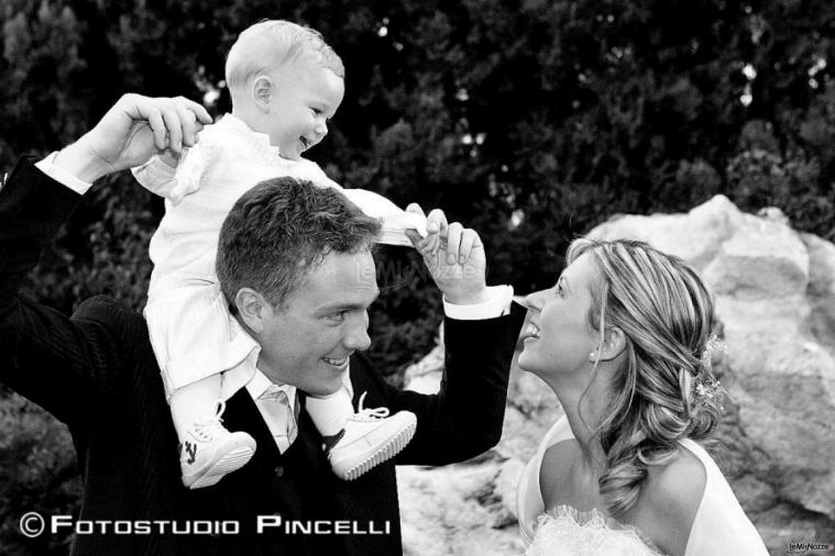 Foto degli sposi con il figlio - Fotostudio Pincelli