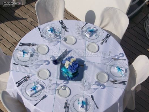 Allestimento dei tavoli per le nozze