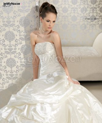 Il candore di un abito da sposa senza spalline disponibile presso Manzetti Atelier Sposi