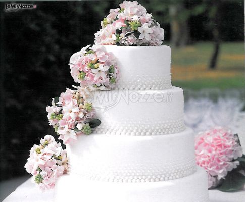 Torta nuziale decorata con fiori a cascata