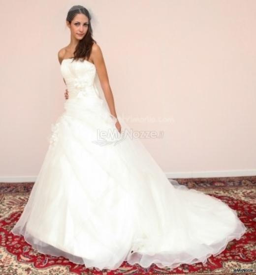Elegante abito da sposa in stile classico realizzato dall'Atelier Victoria Paradise di Modena