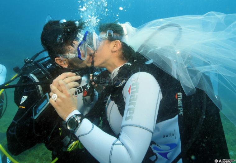 Fotografia subacquea di un matrimonio