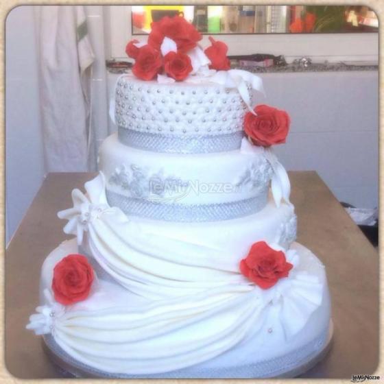 Wedding cake bianca con rose