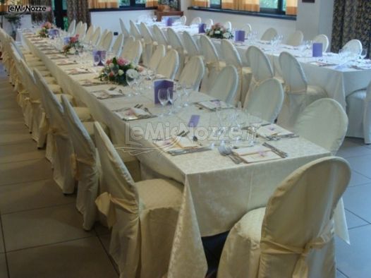 Allestimento dei tavoli per il buffet di matrimonio