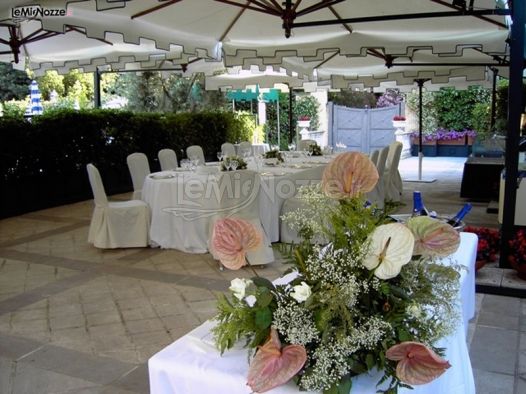 Allestimento tavoli per il ricevimento di matrimonio a bordo piscina
