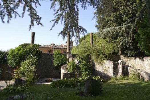 Il parco della villa con le rovine romane