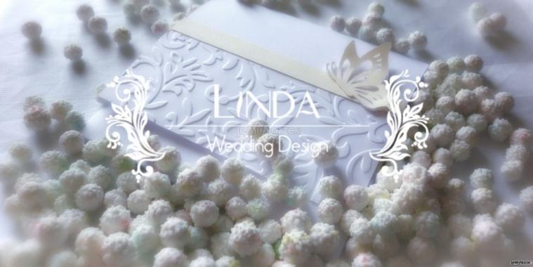 Raffinata partecipazione Vanilla fatta a mano con motivi a rilievo nei colori del bianco e dell'avorio.
All'interno è ubicata una tasca per riporre l'invito.

Linda Wedding Design fatto a mano
www.lindaweddingdesign.com