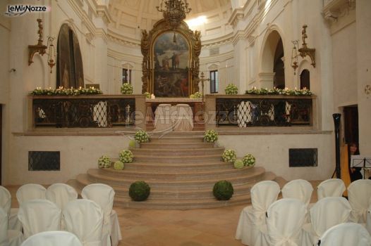 Allestimenti floreali eleganti per il matrimonio in chiesa