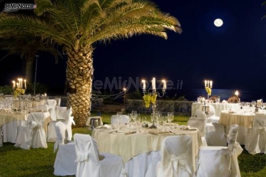 Allestimento dei tavoli per il ricevimento di nozze nel giardino tropicale dell'hotel