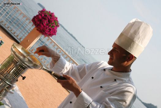 Lo chef prepara il menu del matrimonio