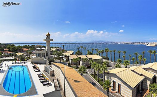Esterno con piscina e vista mare presso Grand Hotel Minareto
