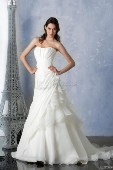 Splendido abito da sposa dalla linea semplice ed originale