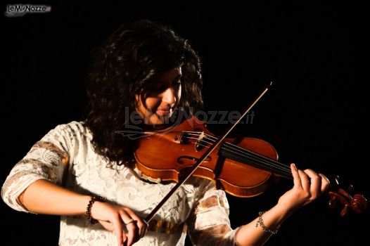 Angela durante un'esecuzione di un brano al violino