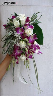 Bouquet a cascata di fiori viola e bianchi