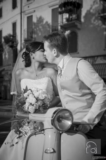 Bacio sposi in bianco e nero