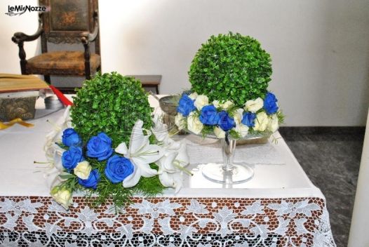Addobbi floreali per l'altare della chiesa di nozze