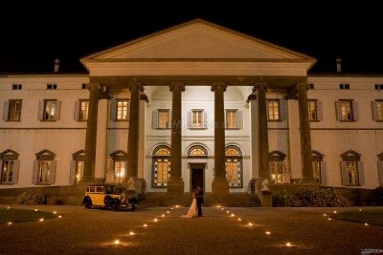 Villa Caroli Zanchi - Ingresso illuminato della location di nozze