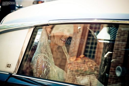 Foto della sposa in macchina