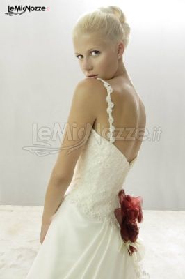 Modello Kuma - Vestito da sposa con fiori in stoffa