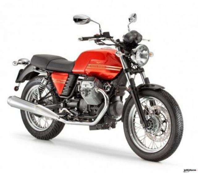 Italian Rent - Moto Guzzi V7 colore rosso per gli sposi