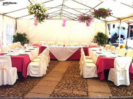 Allestimento tavoli per ricevimento di matrimonio presso l'Agriturismo Villa Mirto