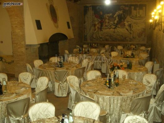 Ricevimento di matrimonio nella sala con camino