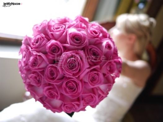 Bouquet di rosa della sposa