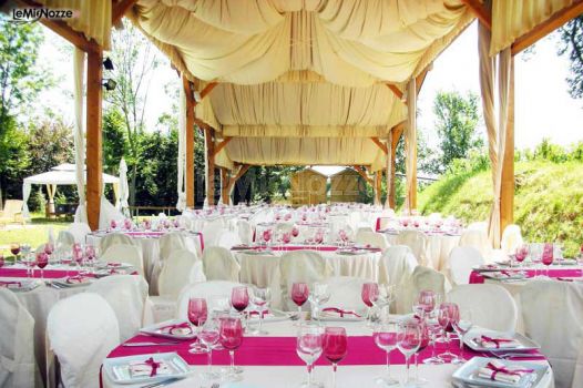 Tavoli allestiti per il ricevimento di matrimonio sotto il gazebo della villa