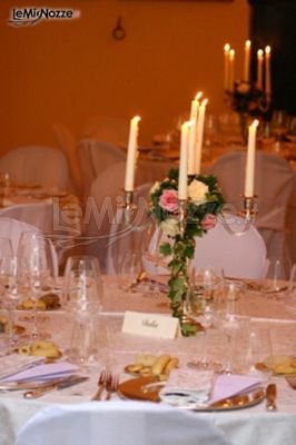 Centrotavola con candelabro per i tavoli del ricevimento di matrimonio