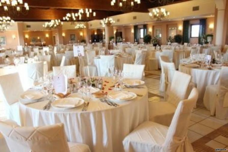 Sala con tavoli pronti al ricevimento presso il Baglio Oneto Resort and Wines