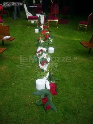 Decorazioni con candele e fiori rossi per il matrimonio