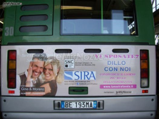 Autobus con l'annuncio di matrimonio