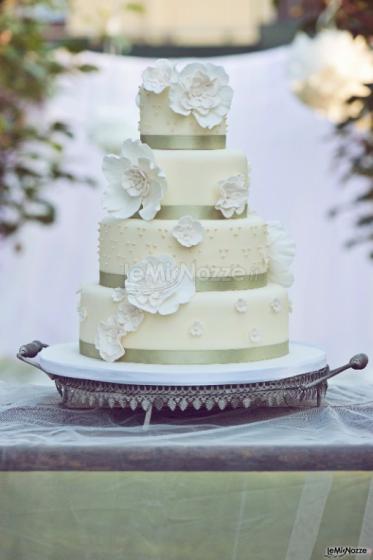 Torta di nozze con fiori di zucchero