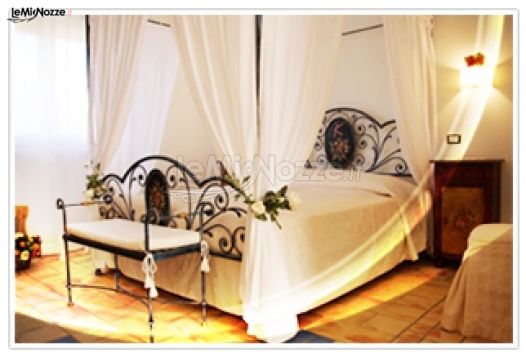 Interno camera da letto moderna per prima notte di nozze presso Hotel Kallikoros