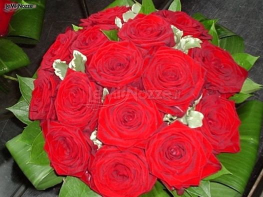 Bouquet di rosse rosse per la sposa