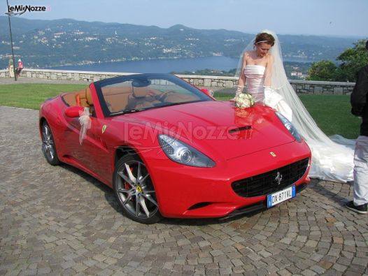 La sposa accanto alla Ferrari
