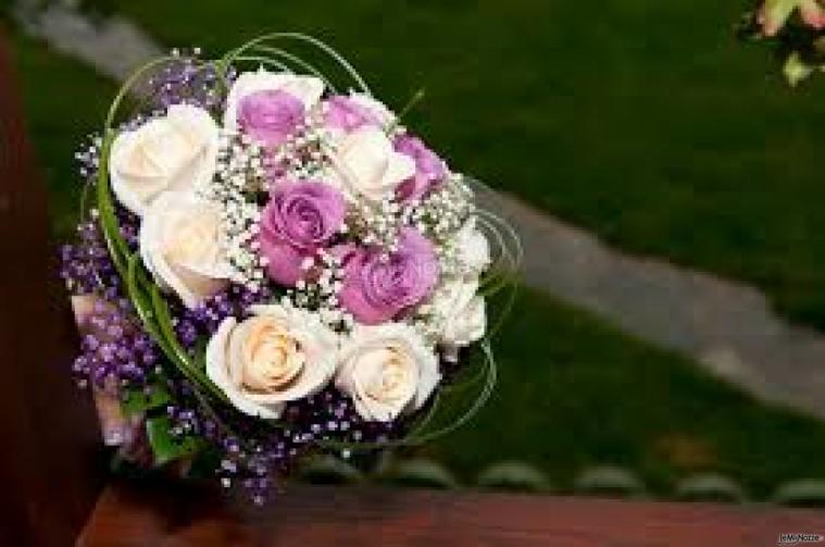 Bouquet elegante con rose bianche