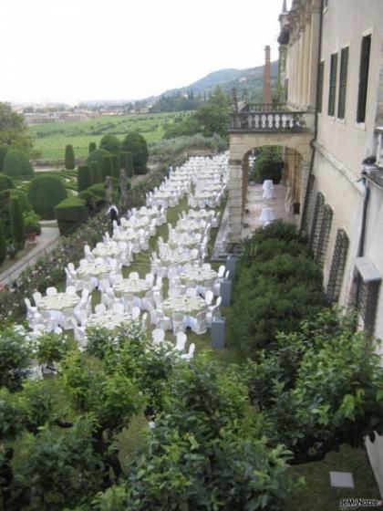Allestimento tavoli per le nozze in giardino