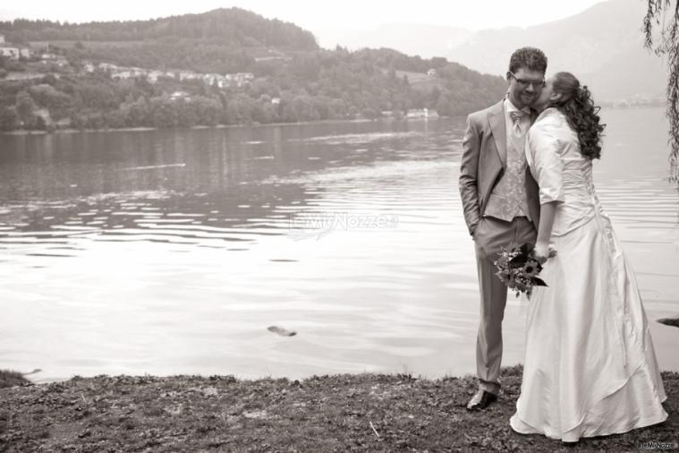 Sposi in riva al lago - Foto Trintinaglia