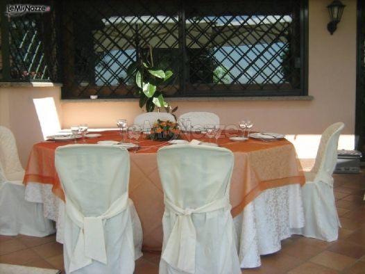 Tavolo allestito per il ricevimento di nozze