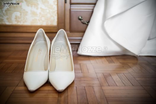 Fotografia dettaglio delle scarpe da sposa