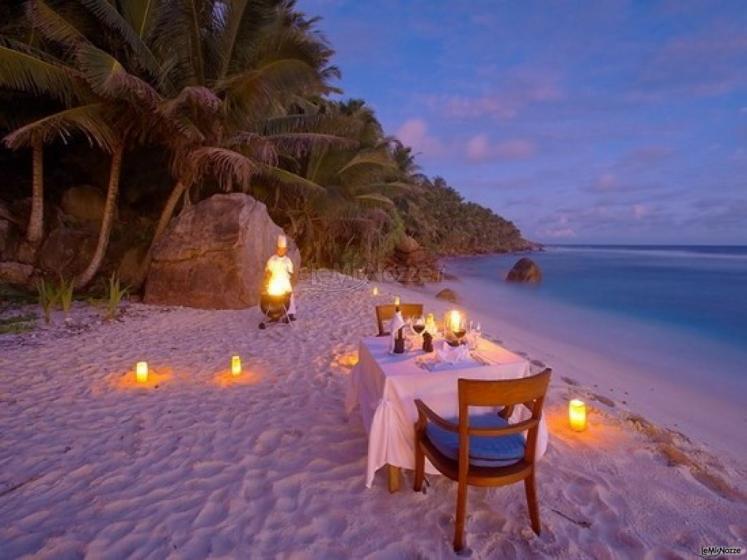 Una cena a lume di candela sulla spiaggia?