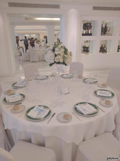 Francesca e Nevia wedding planner - Tavolo ospiti con fiori
